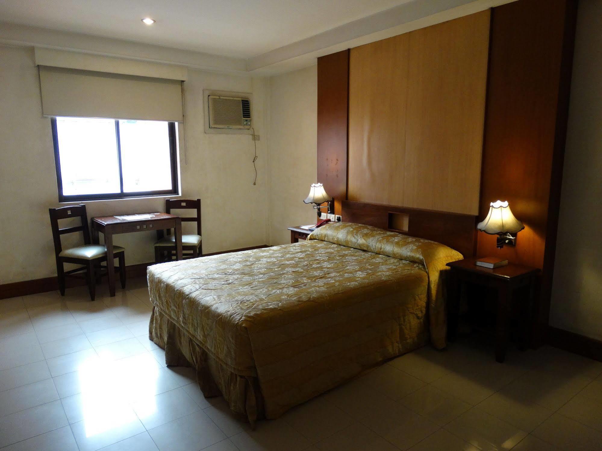 Cherry Blossoms Hotel Manila Exterior foto